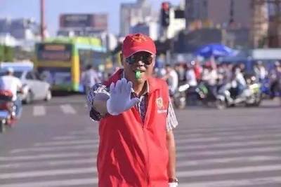 海口“鐵腰板”志愿者張小平:“撿命”做義工感恩報(bào)社會(huì)
